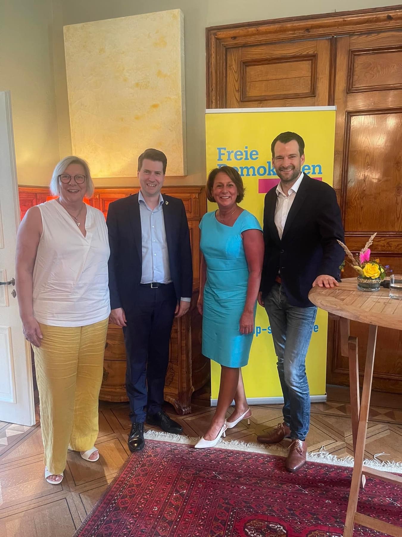 v.l.n.r.: Bürgermeisterin Petra Kalkbrenner, Vorsitzender der FDP Swisttal Michael Heider, FDP-Bundestagsabgeordnete für den Rhein-Sieg-Kreis Nicole Westig, Stellvertretender Bundesvorsitzender der FDP Johannes Vogel